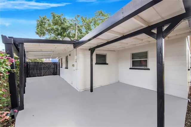 a view of backyard of the house