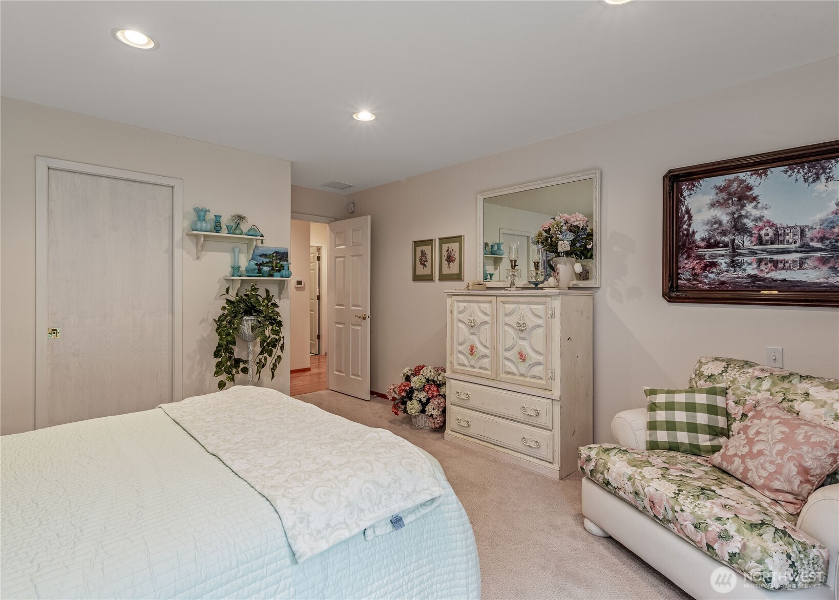 42 Nantucket Place Port Townsend, WA 98368 - Photo 17 of 33 a bedroom with a bed and cabinets