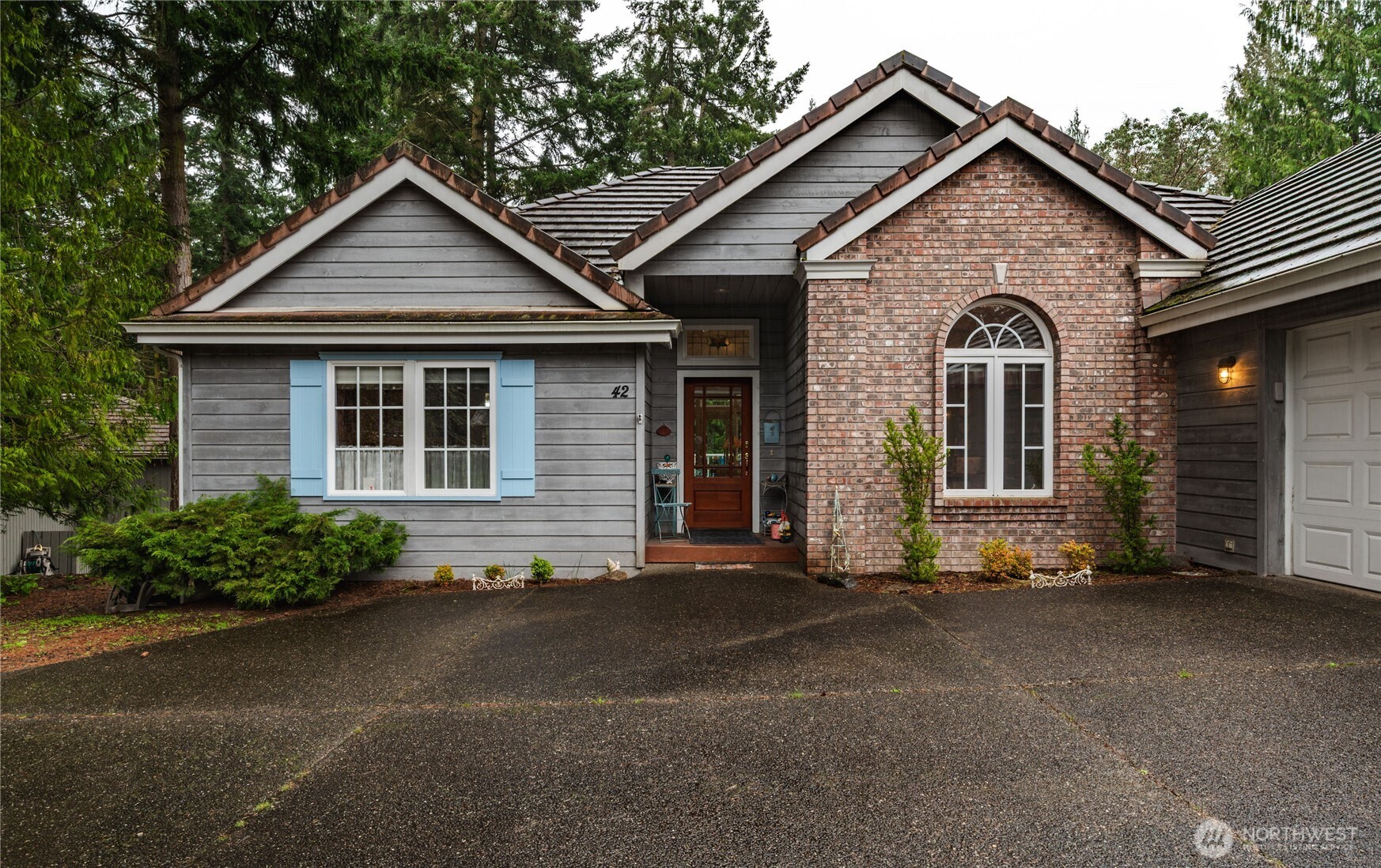 42 Nantucket Place Port Townsend, WA 98368 - Photo 2 of 33 a front view of a house with a yard and garage