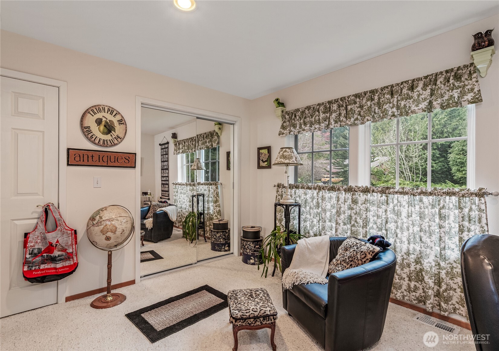 42 Nantucket Place Port Townsend, WA 98368 - Photo 24 of 33 a living room with furniture and a window