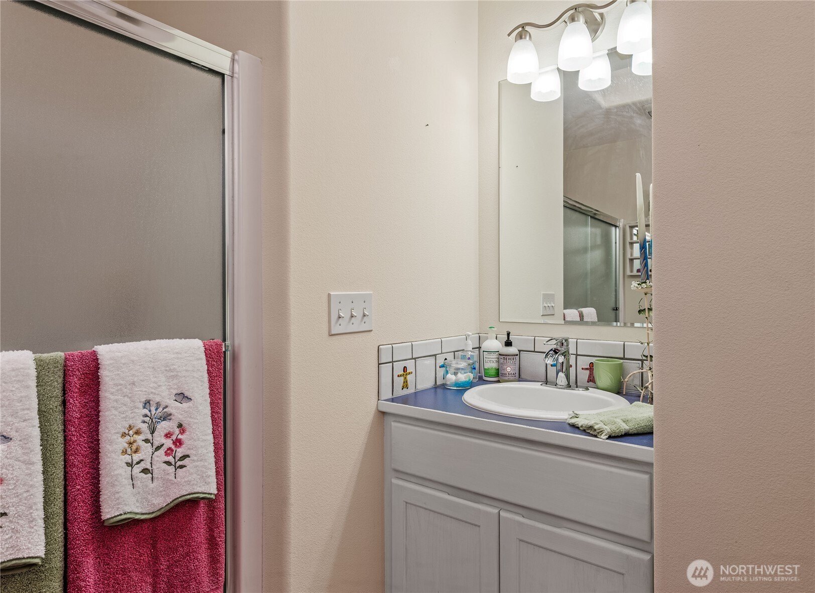 42 Nantucket Place Port Townsend, WA 98368 - Photo 26 of 33 a bathroom with a sink and a mirror