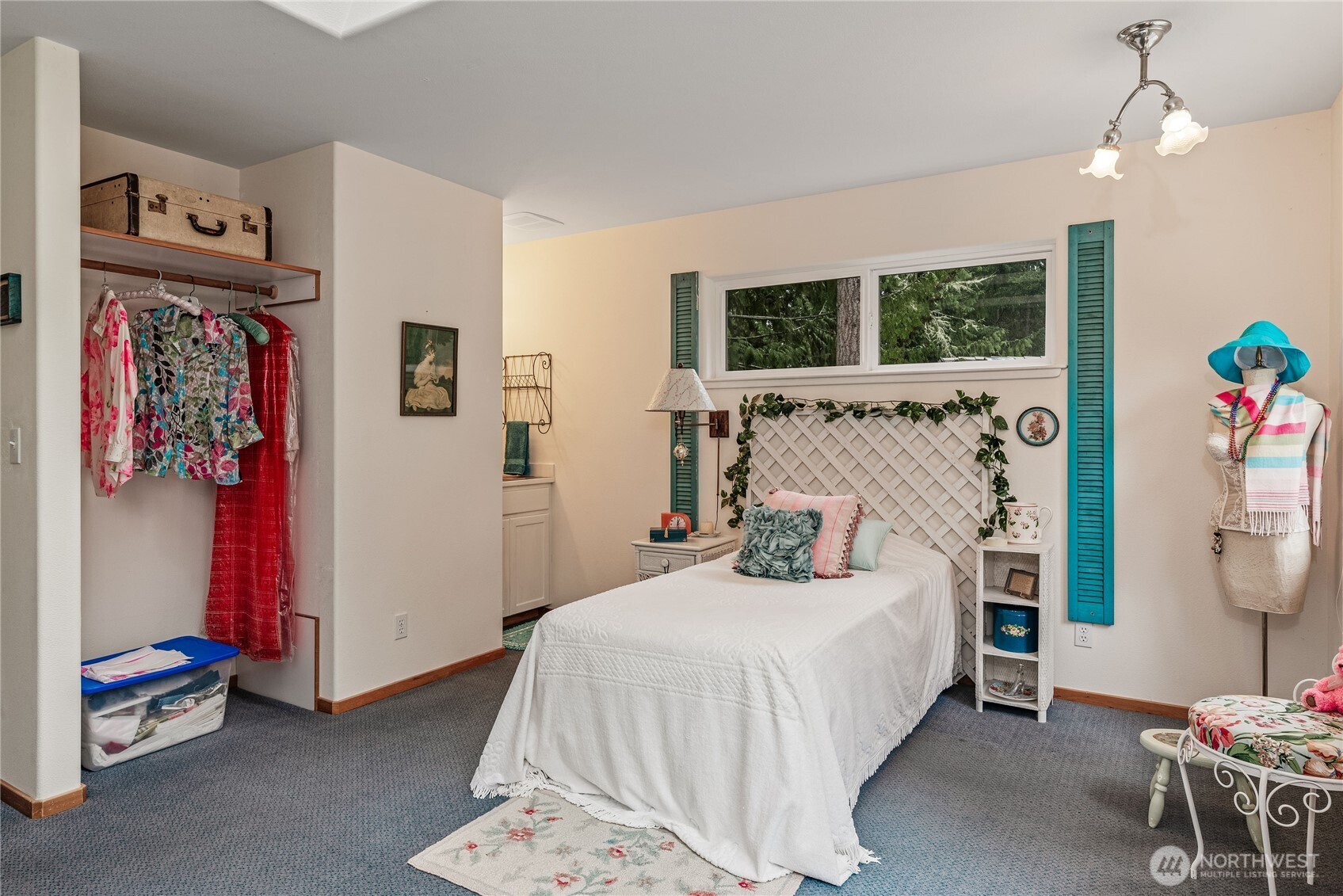 42 Nantucket Place Port Townsend, WA 98368 - Photo 28 of 33 a bedroom with a bed and a window
