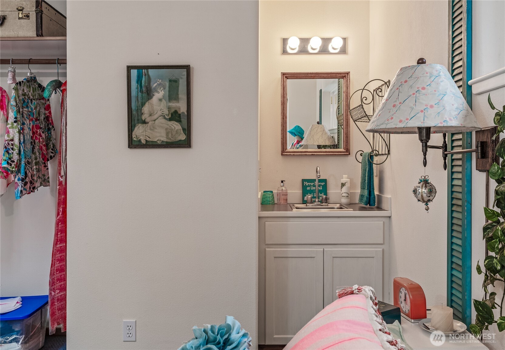 42 Nantucket Place Port Townsend, WA 98368 - Photo 30 of 33 a living room with furniture and baby bed