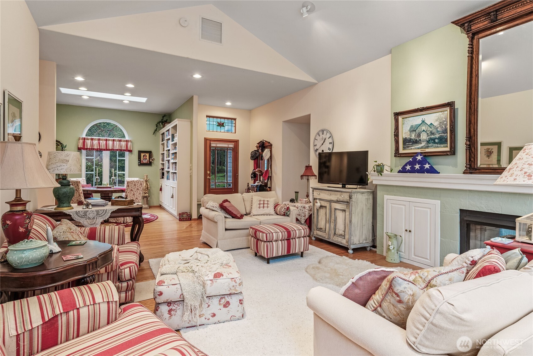 42 Nantucket Place Port Townsend, WA 98368 - Photo 7 of 33 a living room with furniture flat screen tv and a fireplace
