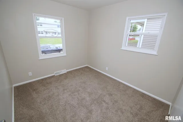 $1,895 | 3516 Central Avenue, Bettendorf, IA 52722