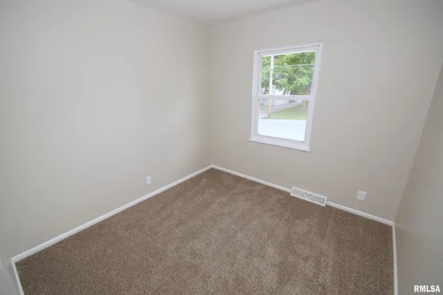 $1,895 | 3516 Central Avenue, Bettendorf, IA 52722