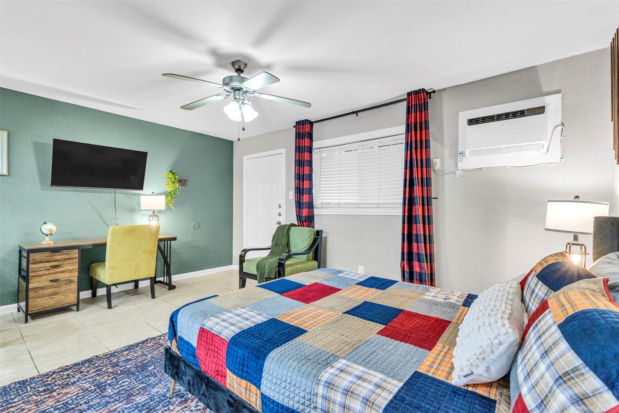 1840 Richmond Avenue, Unit 8 Houston, TX 77098 - Photo 11 of 34 a bedroom with a bed a chandelier and a desk