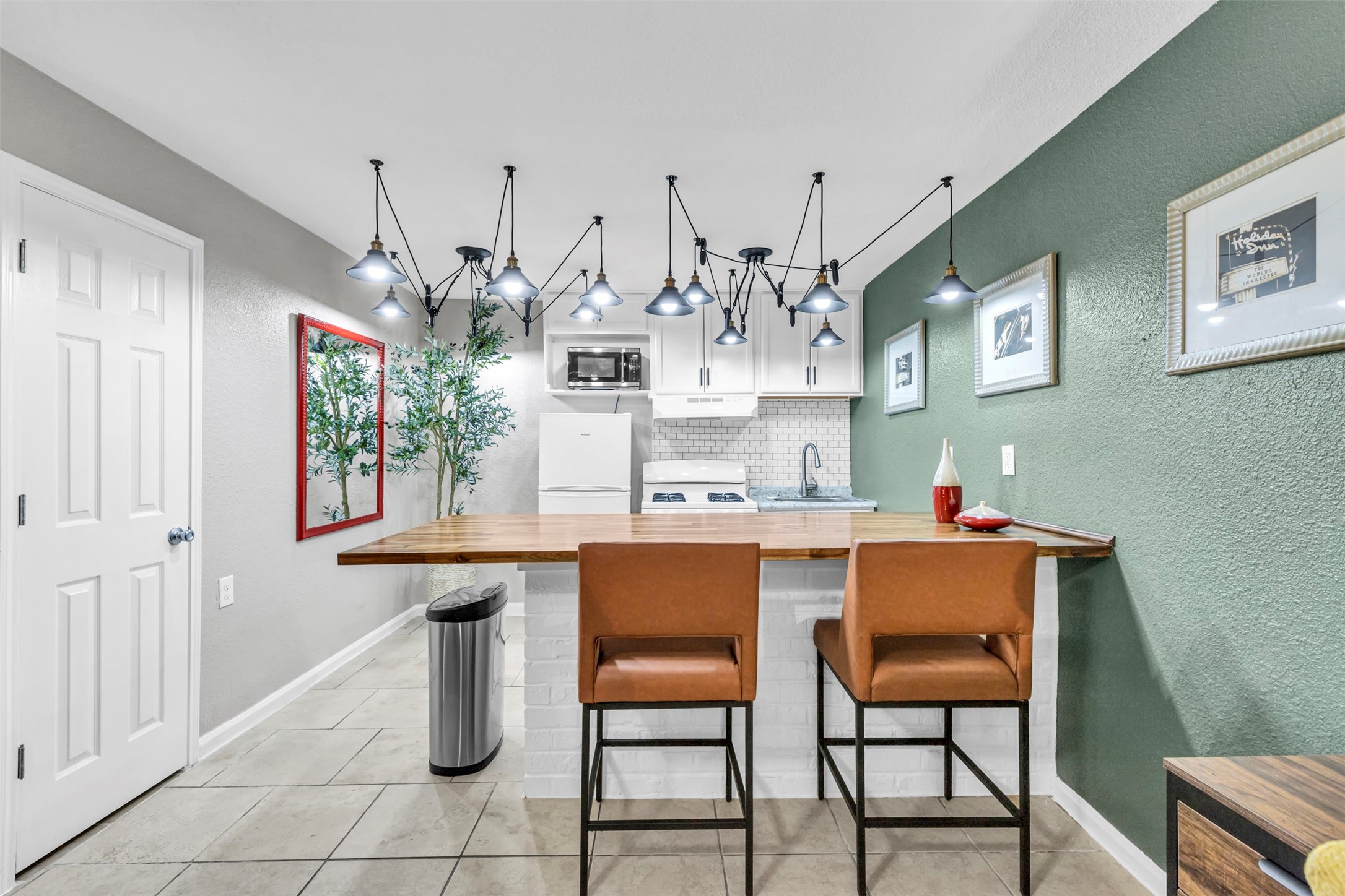 1840 Richmond Avenue, Unit 8 Houston, TX 77098 - Photo 13 of 34 a room with granite countertop a table and chairs in it