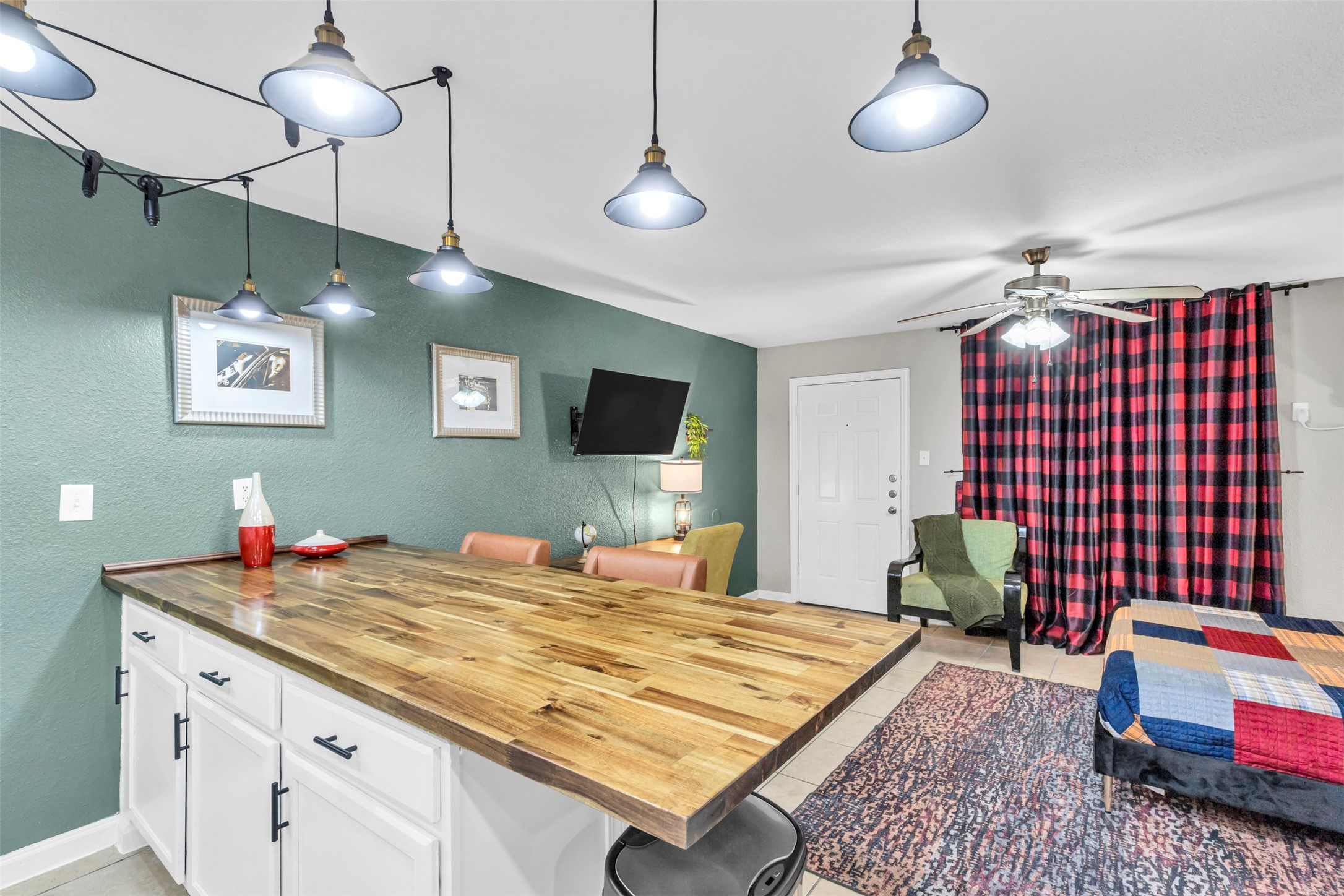 1840 Richmond Avenue, Unit 8 Houston, TX 77098 - Photo 18 of 34 a bedroom with a bed and a flat screen tv