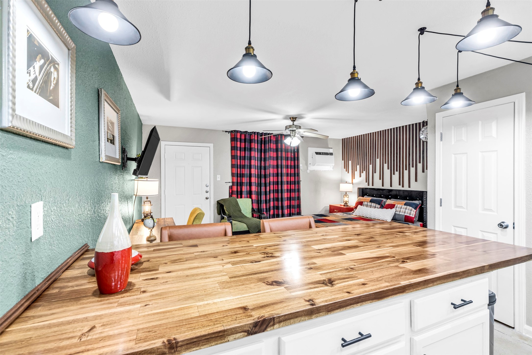 1840 Richmond Avenue, Unit 8 Houston, TX 77098 - Photo 19 of 34 a living room with stainless steel appliances kitchen island granite countertop furniture and a wooden floor