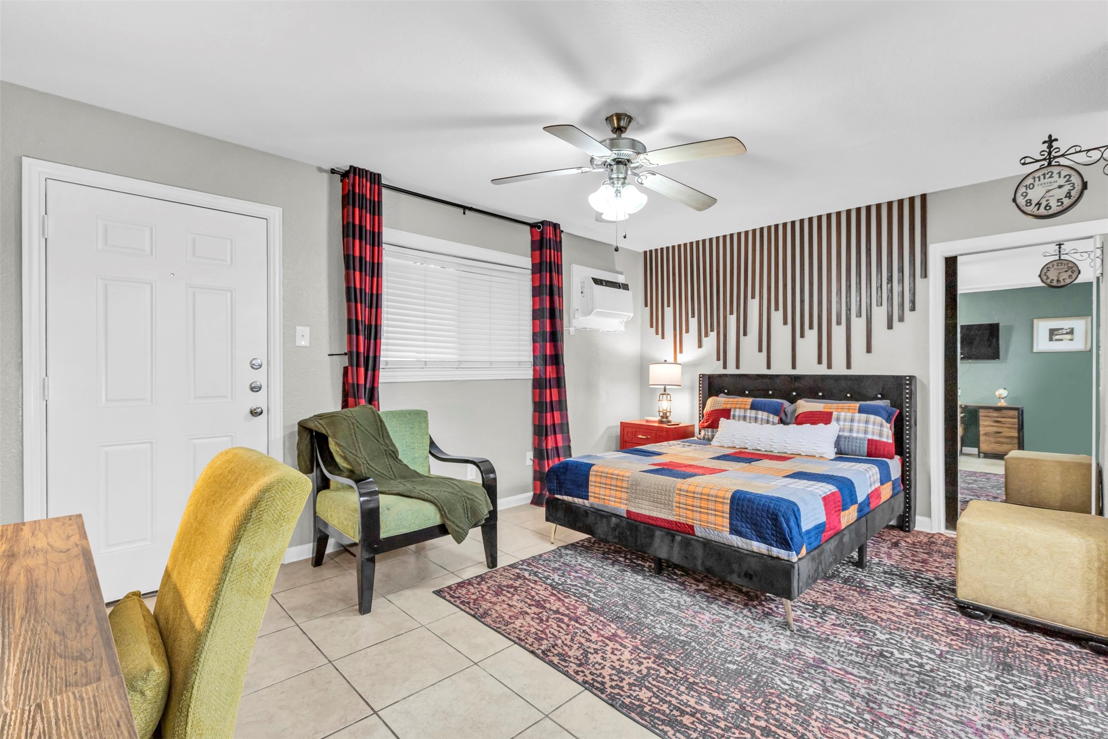 1840 Richmond Avenue, Unit 8 Houston, TX 77098 - Photo 2 of 34 a bedroom with furniture and a chandelier