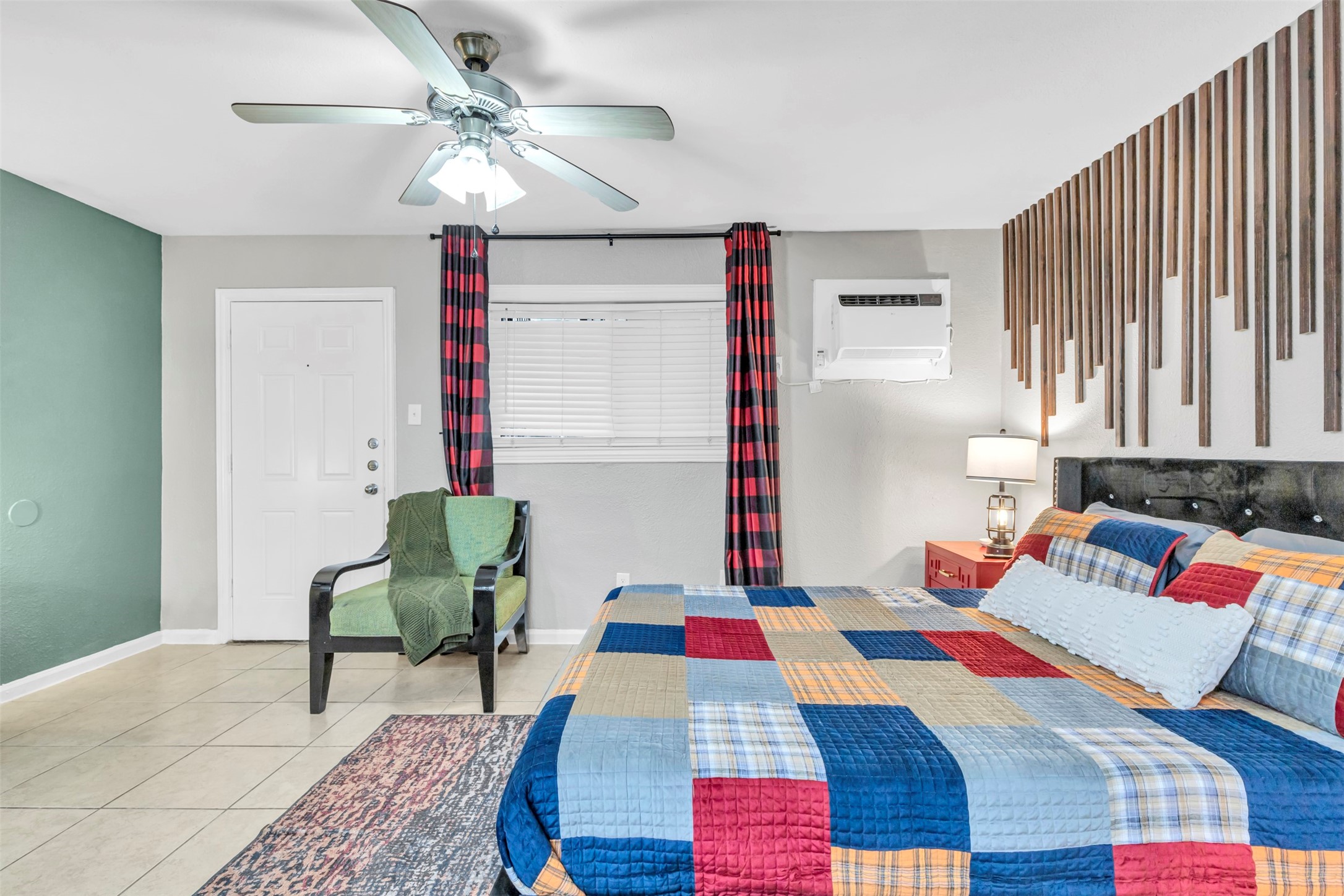 1840 Richmond Avenue, Unit 8 Houston, TX 77098 - Photo 4 of 34 a bed sitting in a bedroom next to a window