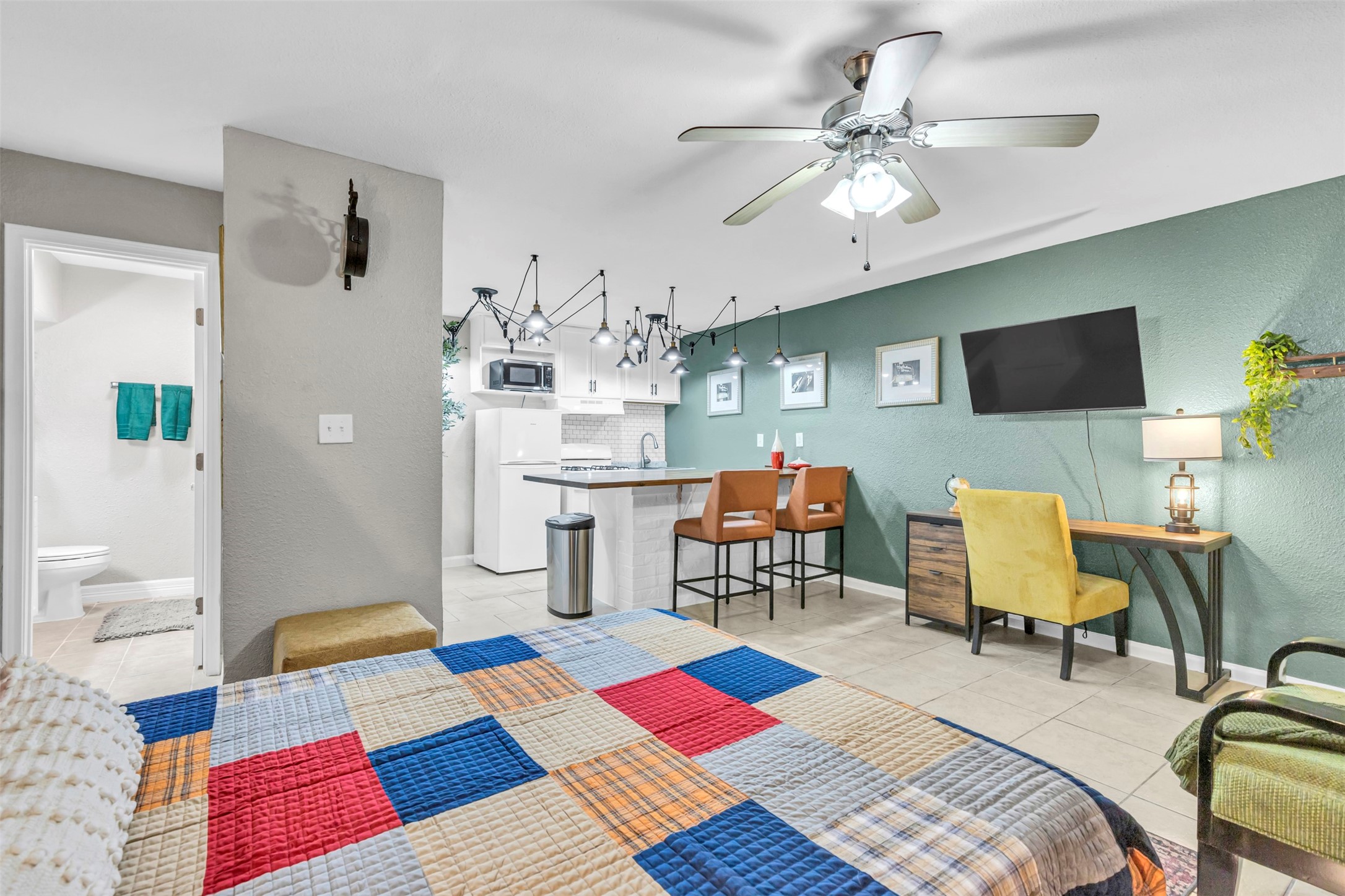 1840 Richmond Avenue, Unit 8 Houston, TX 77098 - Photo 7 of 34 a workspace with furniture and a rug