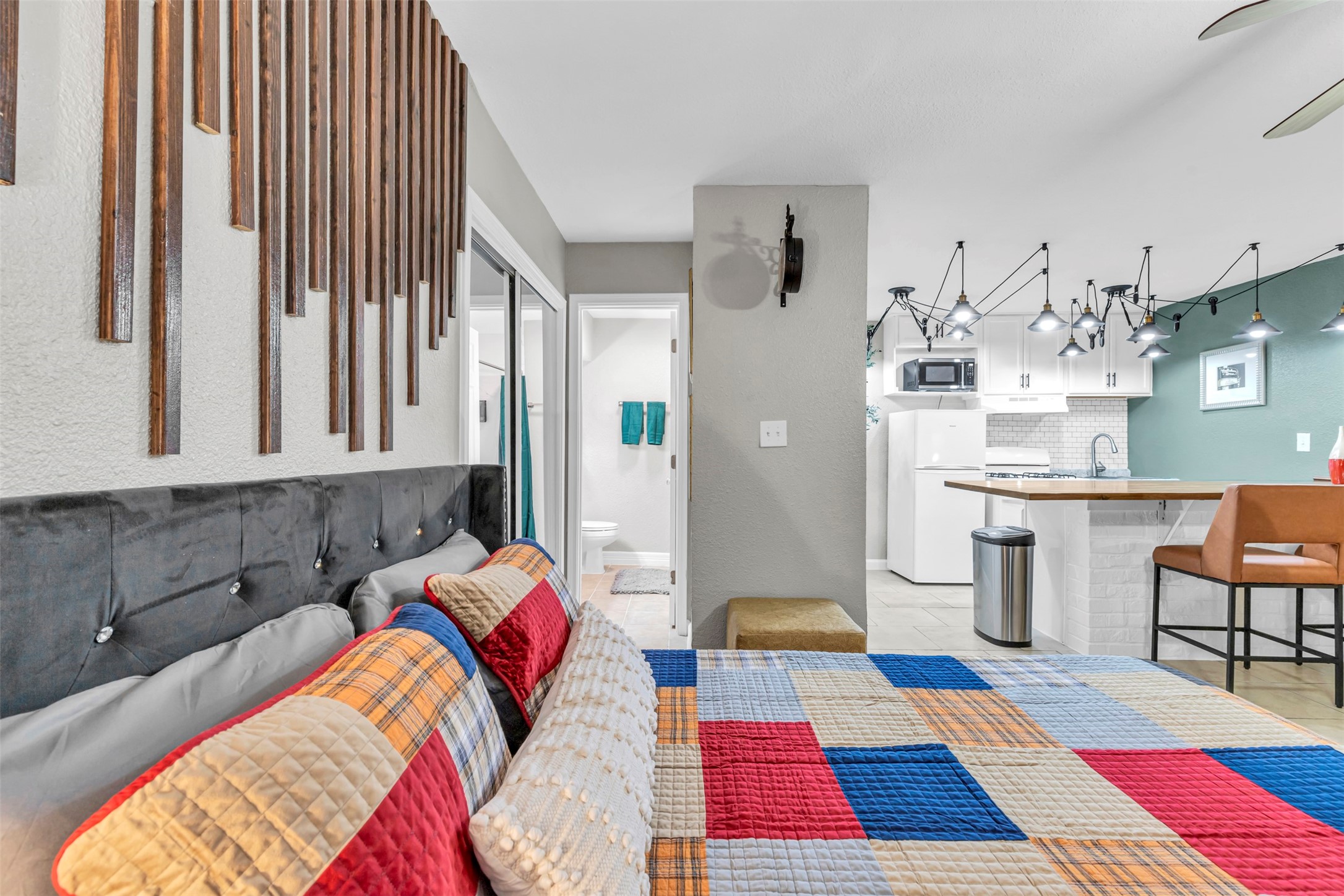 1840 Richmond Avenue, Unit 8 Houston, TX 77098 - Photo 8 of 34 a living room with furniture and a rug