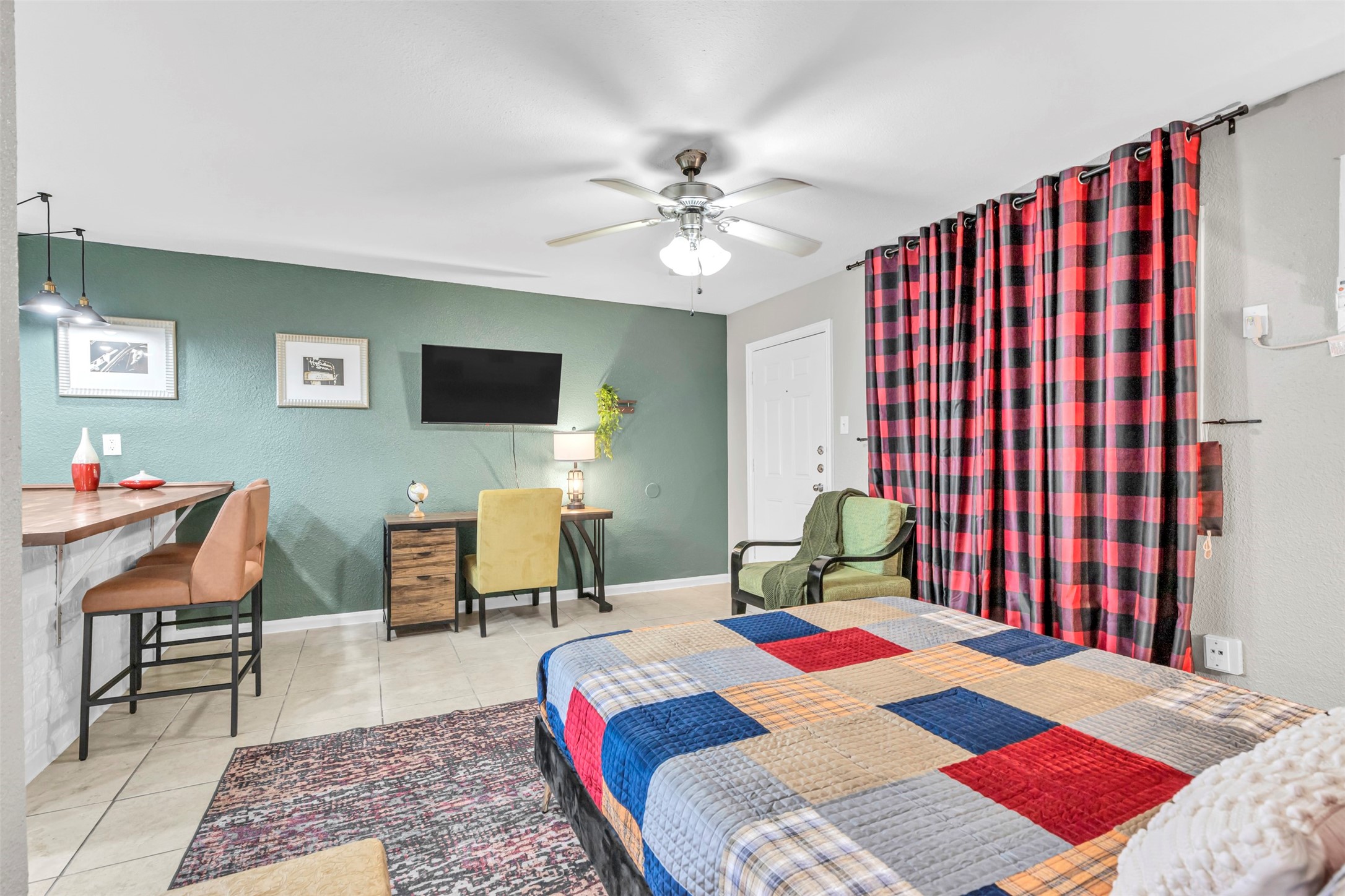 1840 Richmond Avenue, Unit 8 Houston, TX 77098 - Photo 10 of 34 a bedroom with a bed and a chair