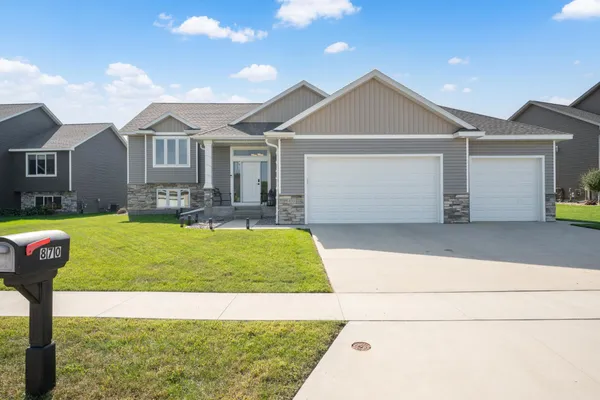 $519,000 | 870 Portsmith Drive Northwest, Rochester, MN 55901