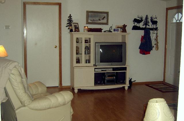 41 Blaine Road Granger, WA 98932 - Photo 5 of 9 a living room with furniture and a flat screen tv