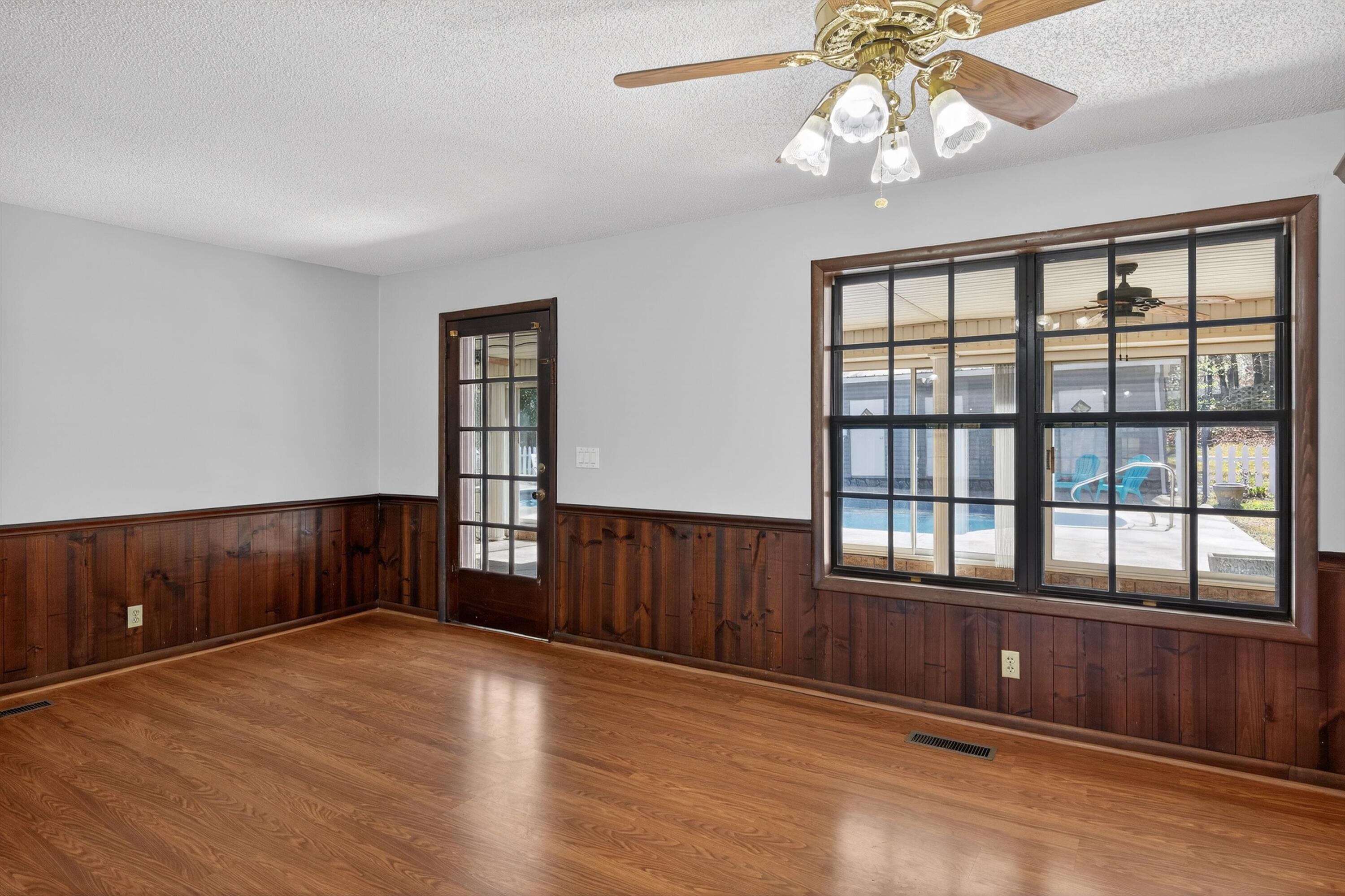 1052 Beaverdale Road Northeast Dalton, GA 30721 - Photo 11 of 42 Great Room/Dining