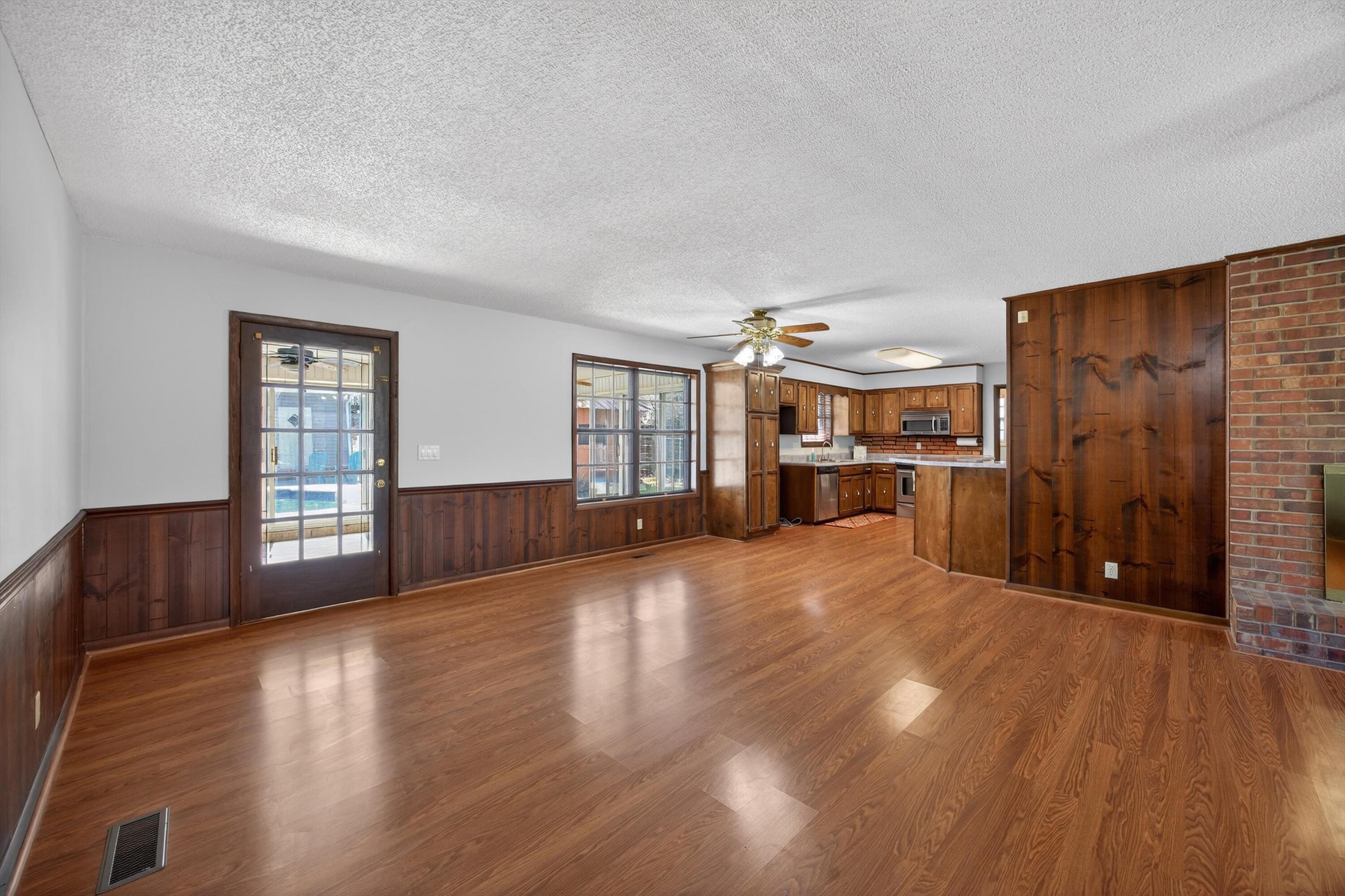 1052 Beaverdale Road Northeast Dalton, GA 30721 - Photo 26 of 42 Great Room/Dining