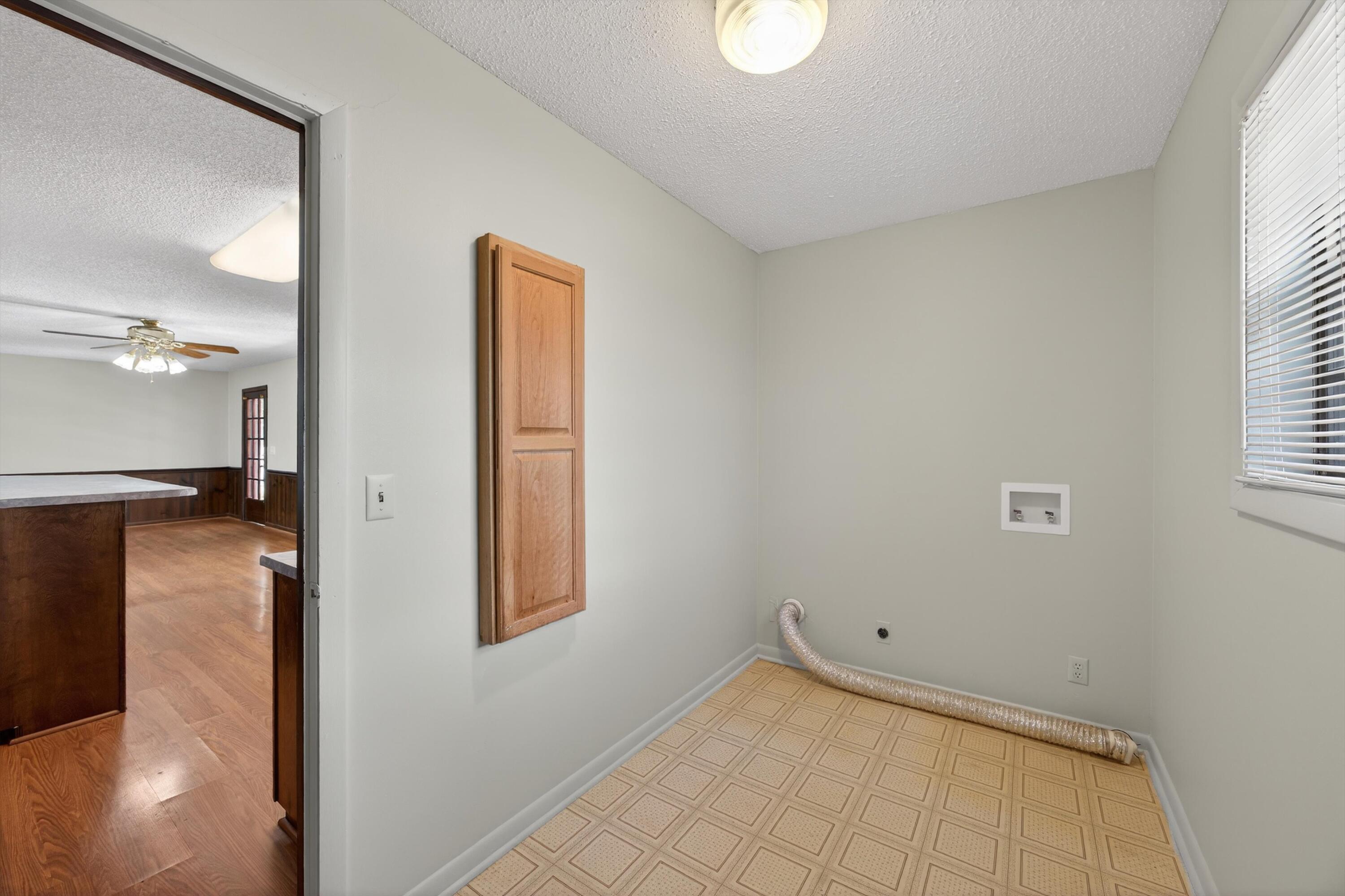 1052 Beaverdale Road Northeast Dalton, GA 30721 - Photo 39 of 42 Laundry