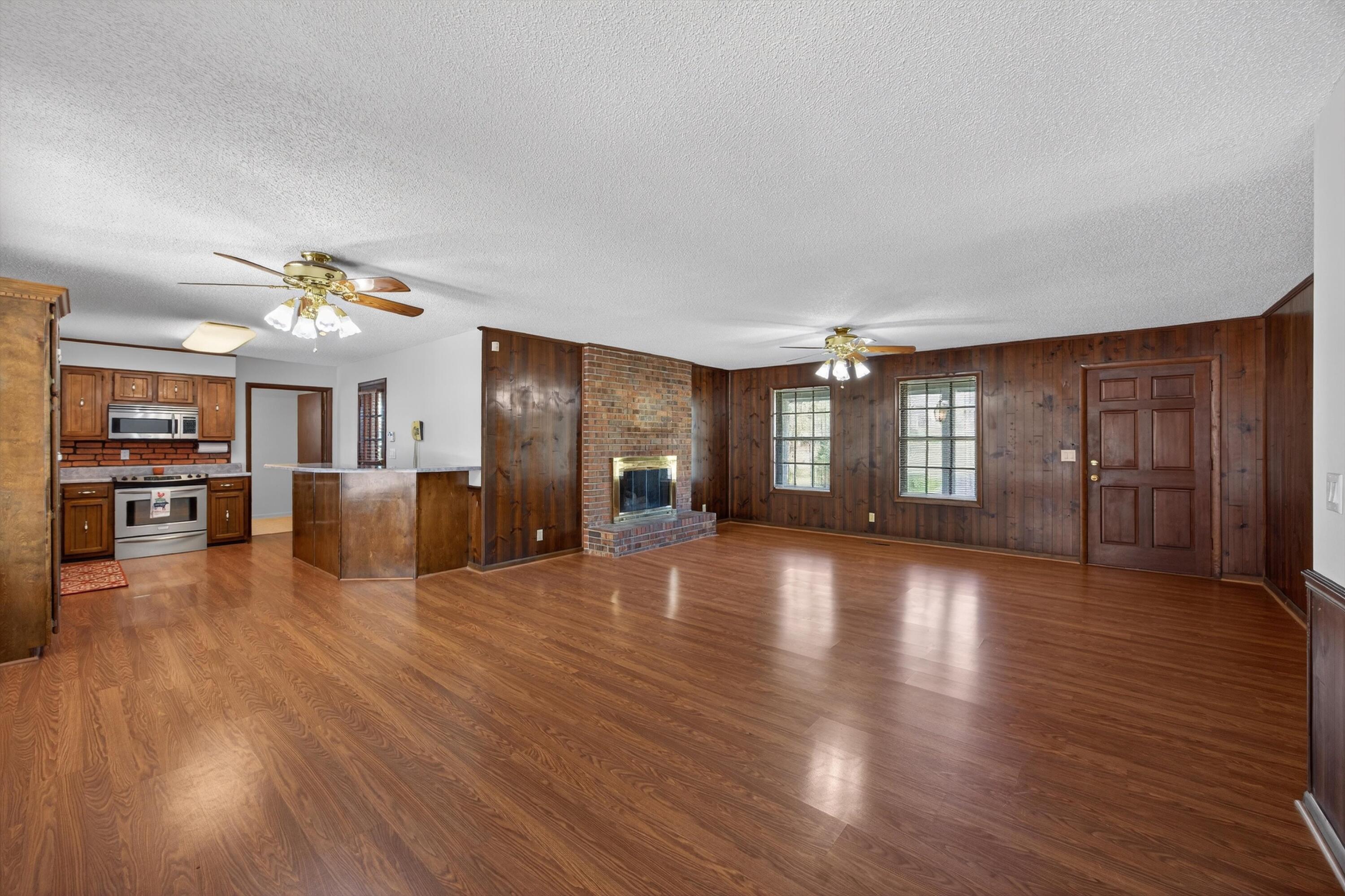 1052 Beaverdale Road Northeast Dalton, GA 30721 - Photo 6 of 42 Great Room