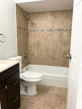 $1,850 | 9430 Bay Colony Drive, Unit 2N, Des Plaines, IL 60016