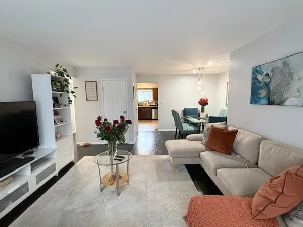 $1,900 | 9430 Bay Colony Drive, Unit 2N, Des Plaines, IL 60016