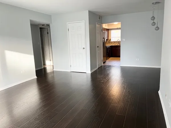 $1,850 | 9430 Bay Colony Drive, Unit 2N, Des Plaines, IL 60016