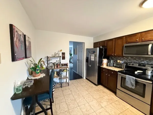 $1,900 | 9430 Bay Colony Drive, Unit 2N, Des Plaines, IL 60016