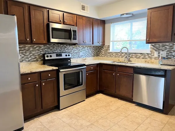 $1,850 | 9430 Bay Colony Drive, Unit 2N, Des Plaines, IL 60016