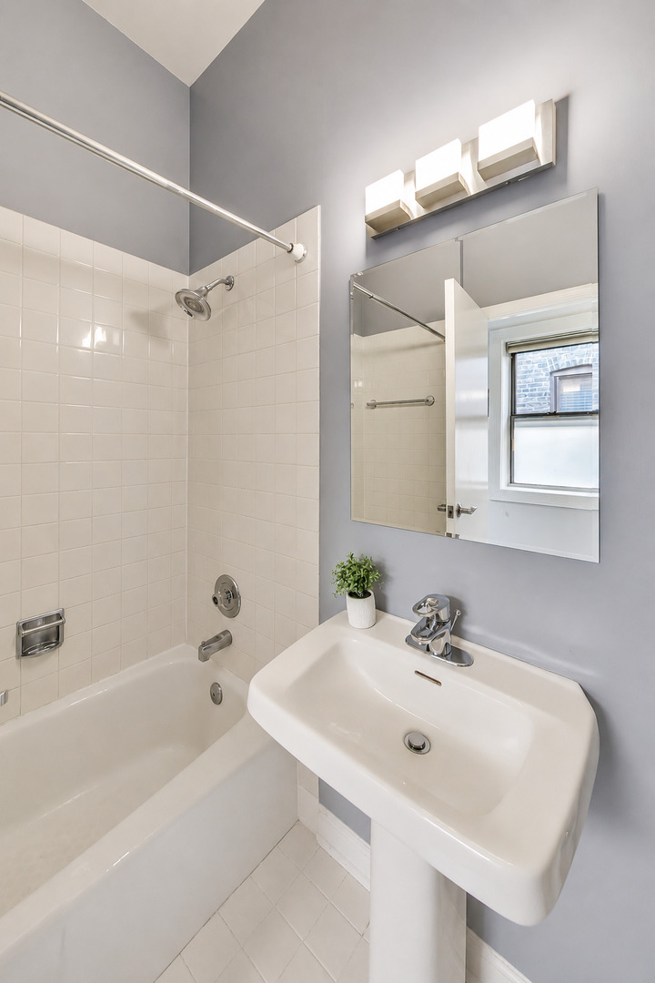 4061 North Sheridan Road, Unit 3 Chicago, IL 60613 - Photo 19 of 26 Gallery Image 19