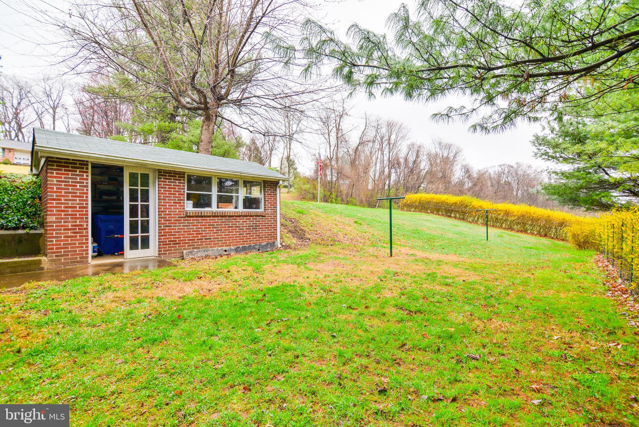 6914 North Clifton Road Frederick, MD 21702 - Photo 43 of 50 Brick outbuilding and optional clothesline