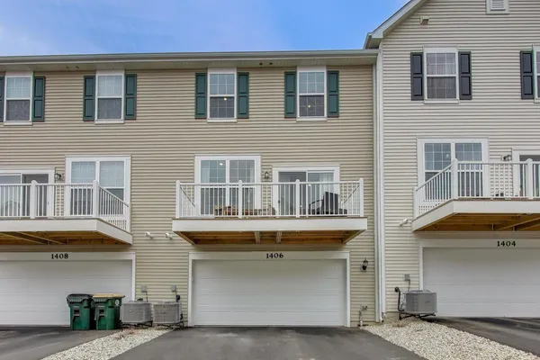 $385,000 | 1406 Neubauer Circle, Unit 1904, Lindenhurst, IL 60046
