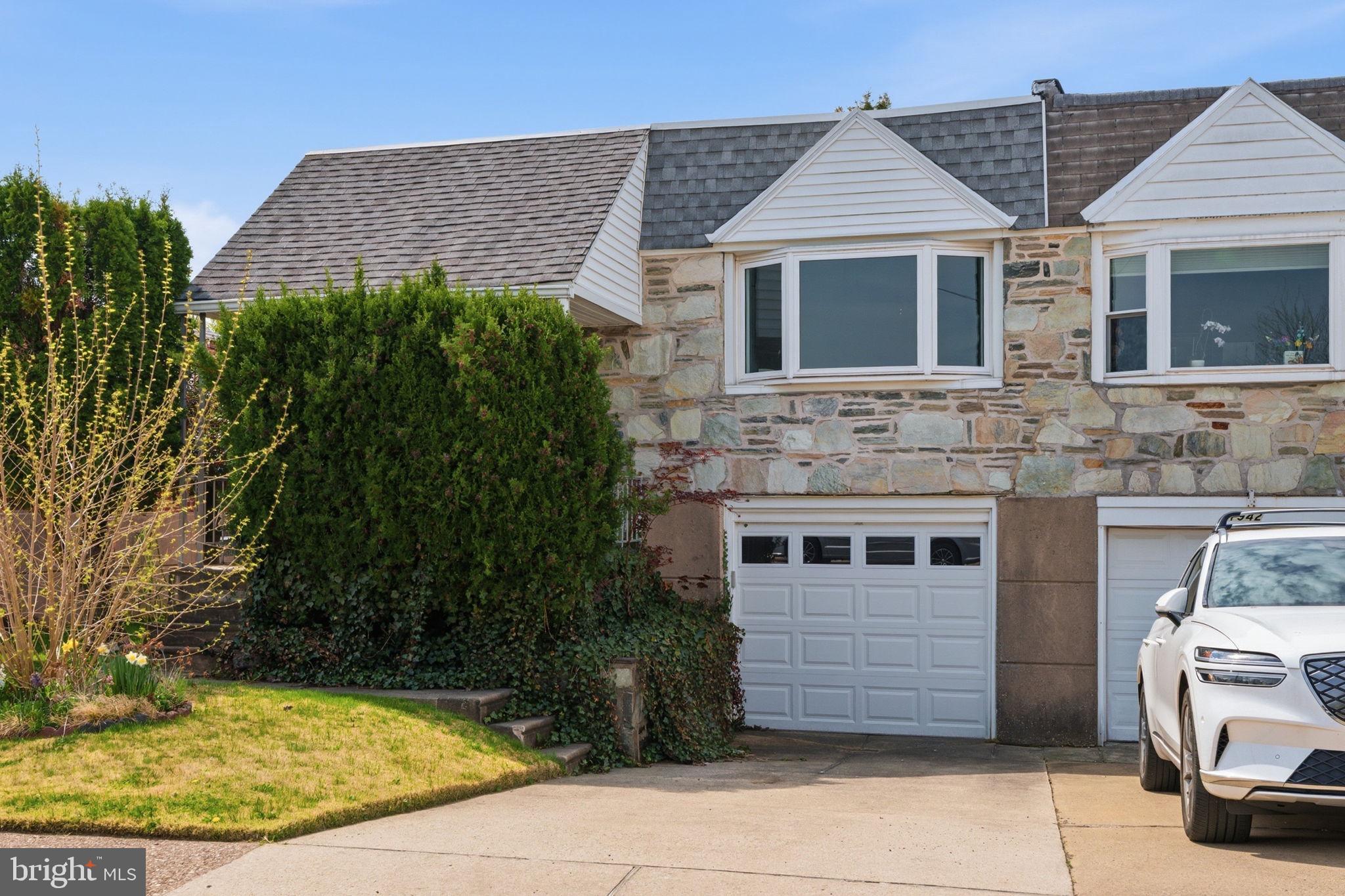 a view of front a house with a yard