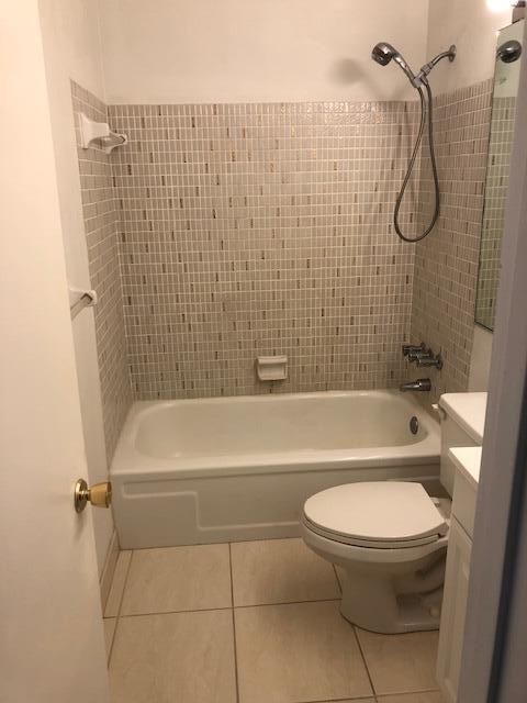 299 Southwest 7th Street, Unit 103 Boca Raton, FL 33432 - Photo 19 of 24 a bathroom with a toilet and a bath tub