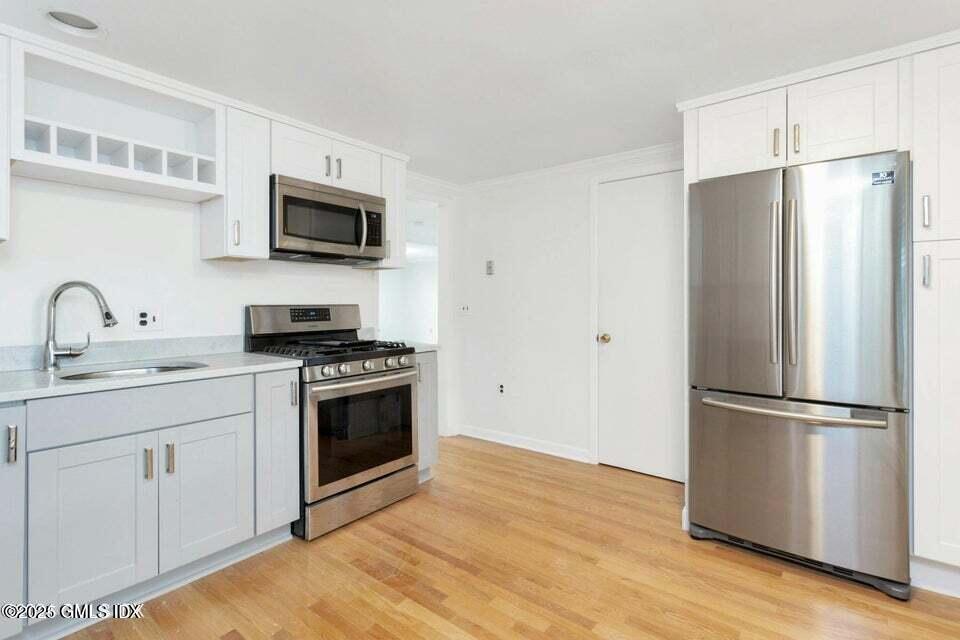 3 Old Field Point Road, Unit 4 Greenwich, CT 06830 - Photo 3 of 8 Kitchen
