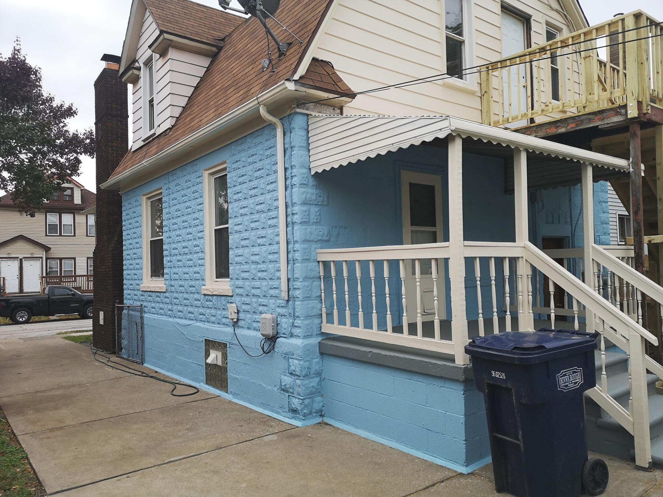 135 Batavia Street River Rouge, MI 48218 - Photo 2 of 28 side