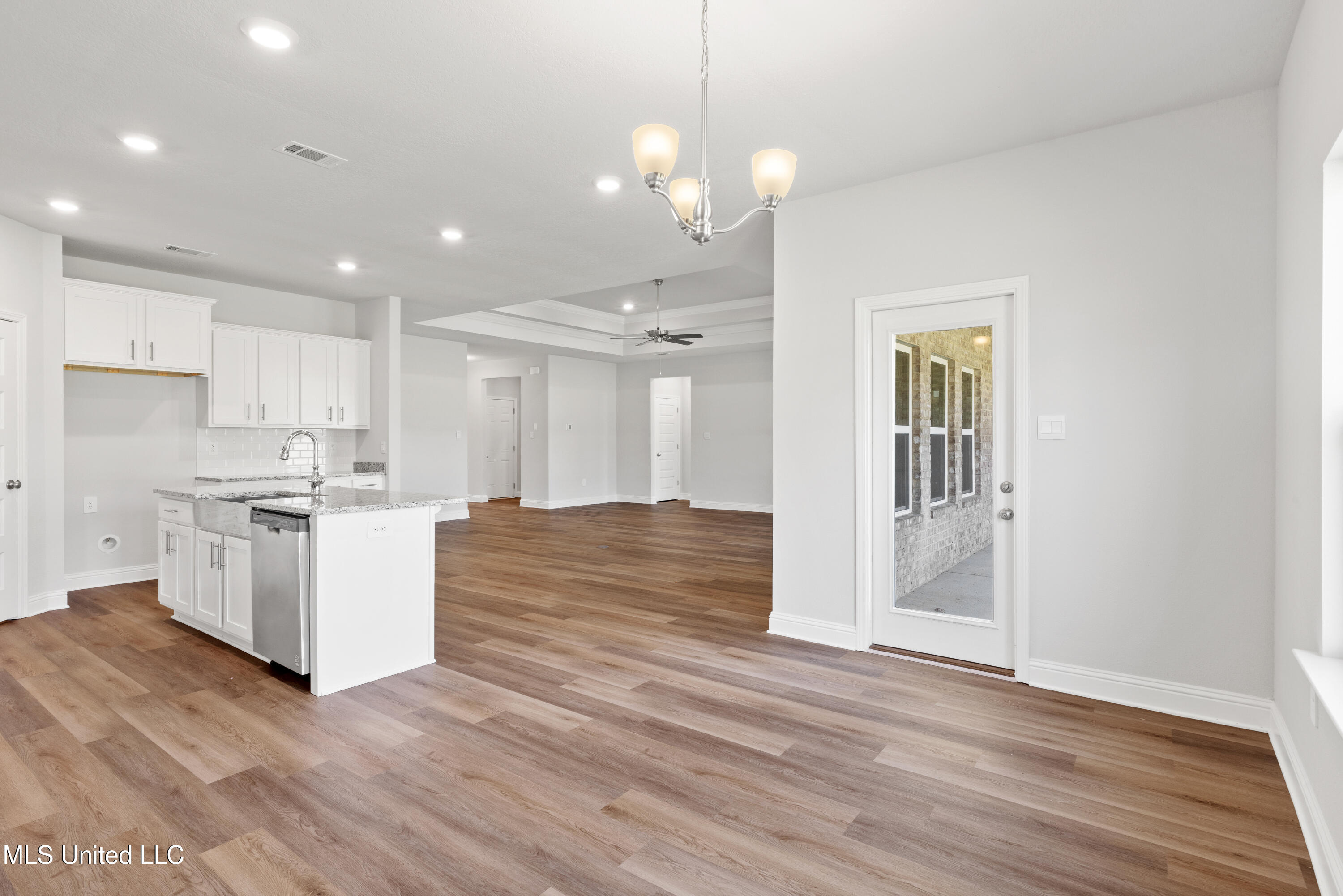 16160 Blue Rdg Drive Gulfport, MS 39503 - Photo 11 of 33 Kitchen/Living Area