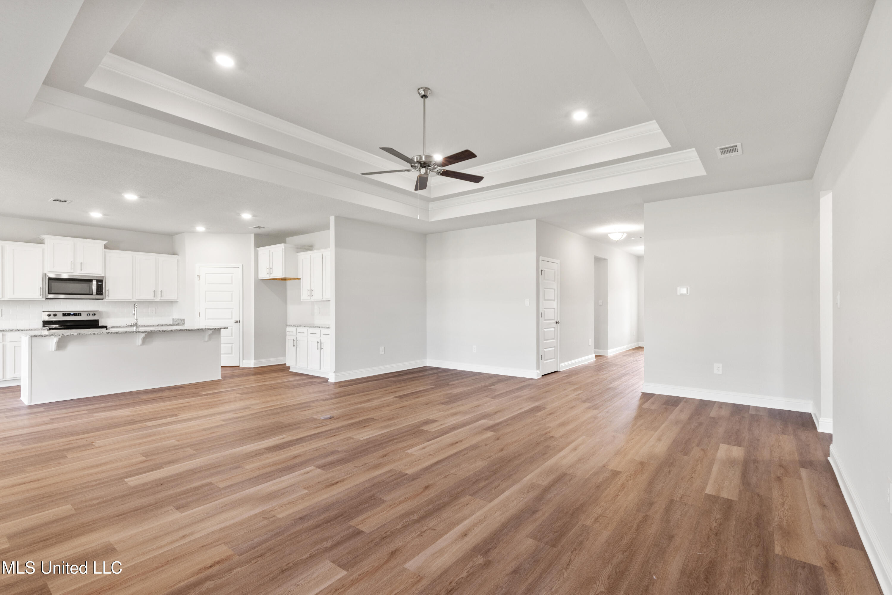 16160 Blue Rdg Drive Gulfport, MS 39503 - Photo 2 of 33 Living Area/Kitchen