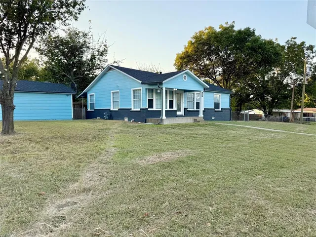 a view of a house with a yard