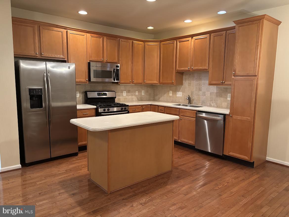 43725 Banshee Heights Terrace Ashburn, VA 20148 - Photo 11 of 30 Spacious kitchen