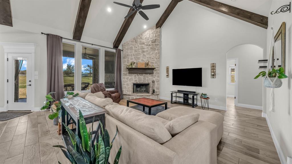 122 Altom Road Springtown, TX 76082 - Photo 4 of 38