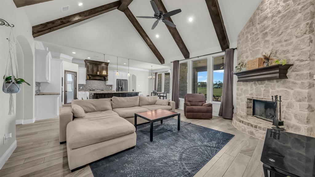 122 Altom Road Springtown, TX 76082 - Photo 5 of 38