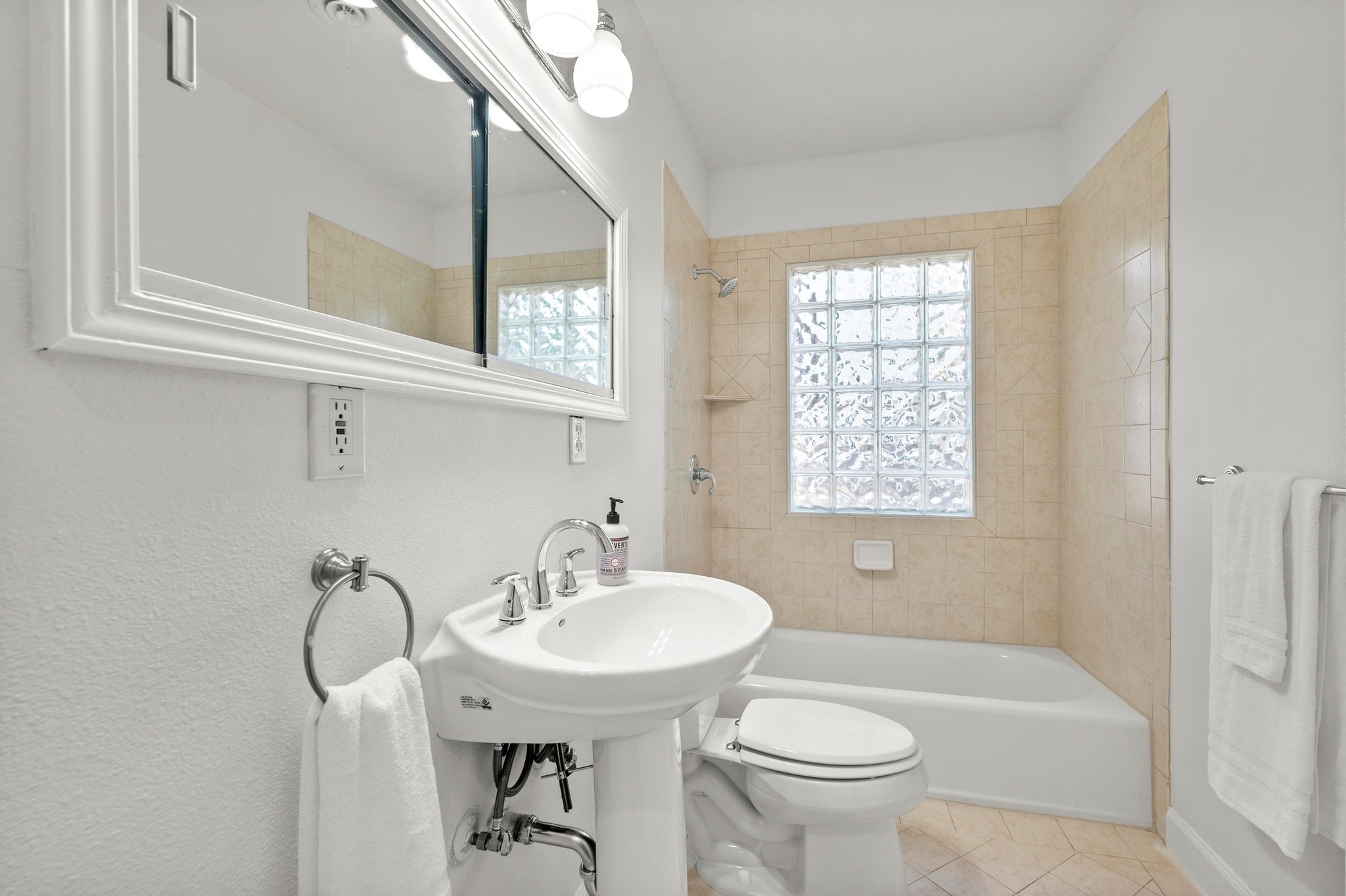 2640 West 45th Street Austin, TX 78731 - Photo 25 of 34 Hallway bathroom
