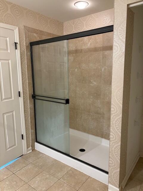 175 Owen Street Matteson, IL 60443 - Photo 22 of 26 a bathroom with a glass shower door