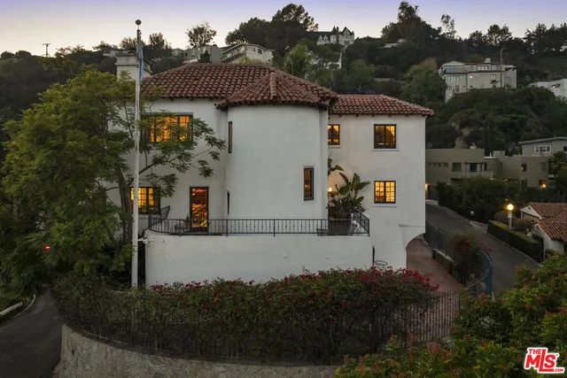 a view of multiple house