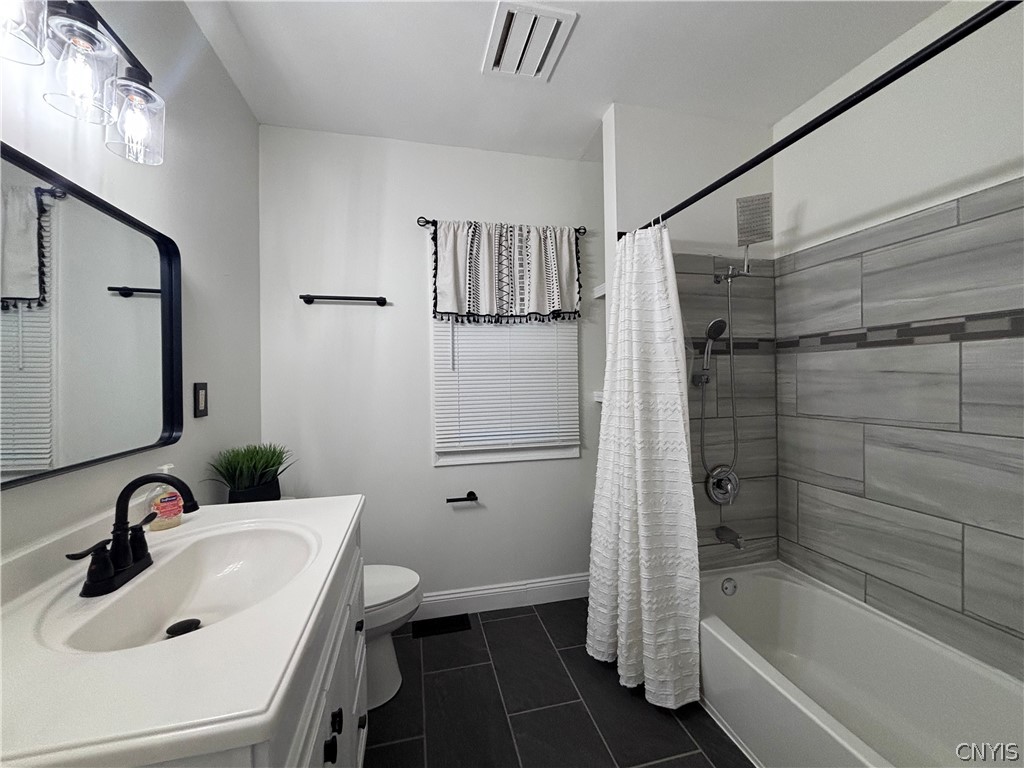 131 Winthrop Road Syracuse, NY 13206 - Photo 19 of 32 First floor full bath - renovated in '21.