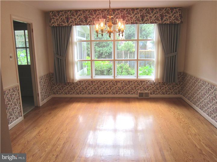 125 Snyder Lane Springfield, PA 19064 - Photo 3 of 24 Dining Room