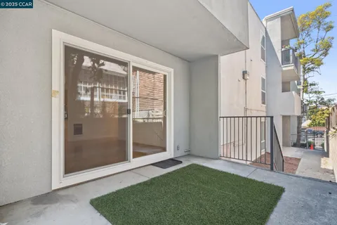 a view of entryway with a floor to ceiling window