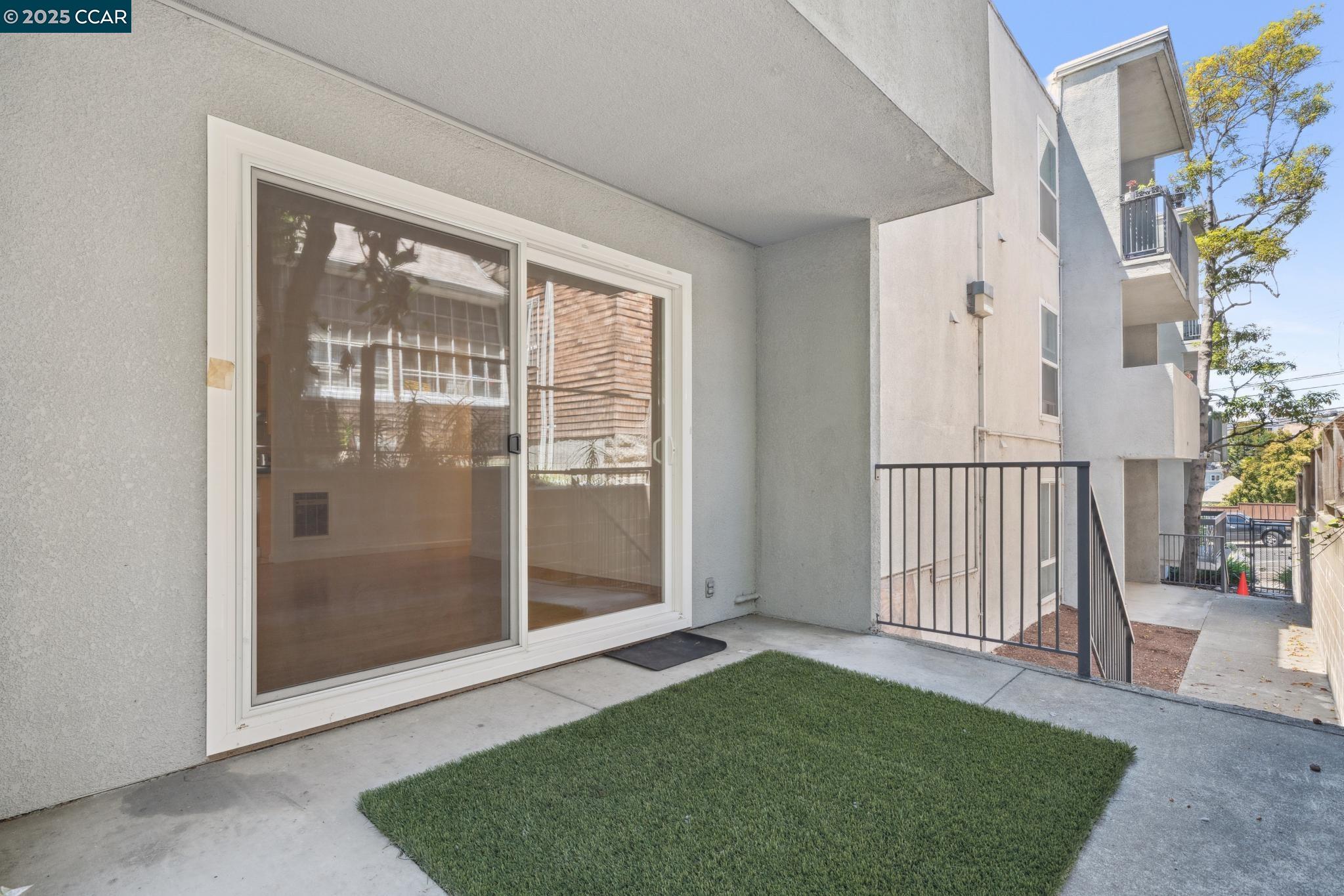 150 Pearl Street, Unit 122 Oakland, CA 94611 - Photo 20 of 34 a view of entryway with a floor to ceiling window